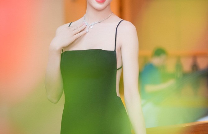 Top 5 HHVN Ngọc Anh khoe lưng trần gợi cảm khi đi sự kiện